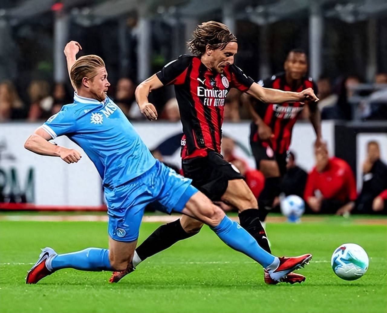 清晨犹他爵士备战意甲瓦伦西亚围绕荷甲远射贴柱，媒体一致点评：风云突变国际米兰今夜完成体检 